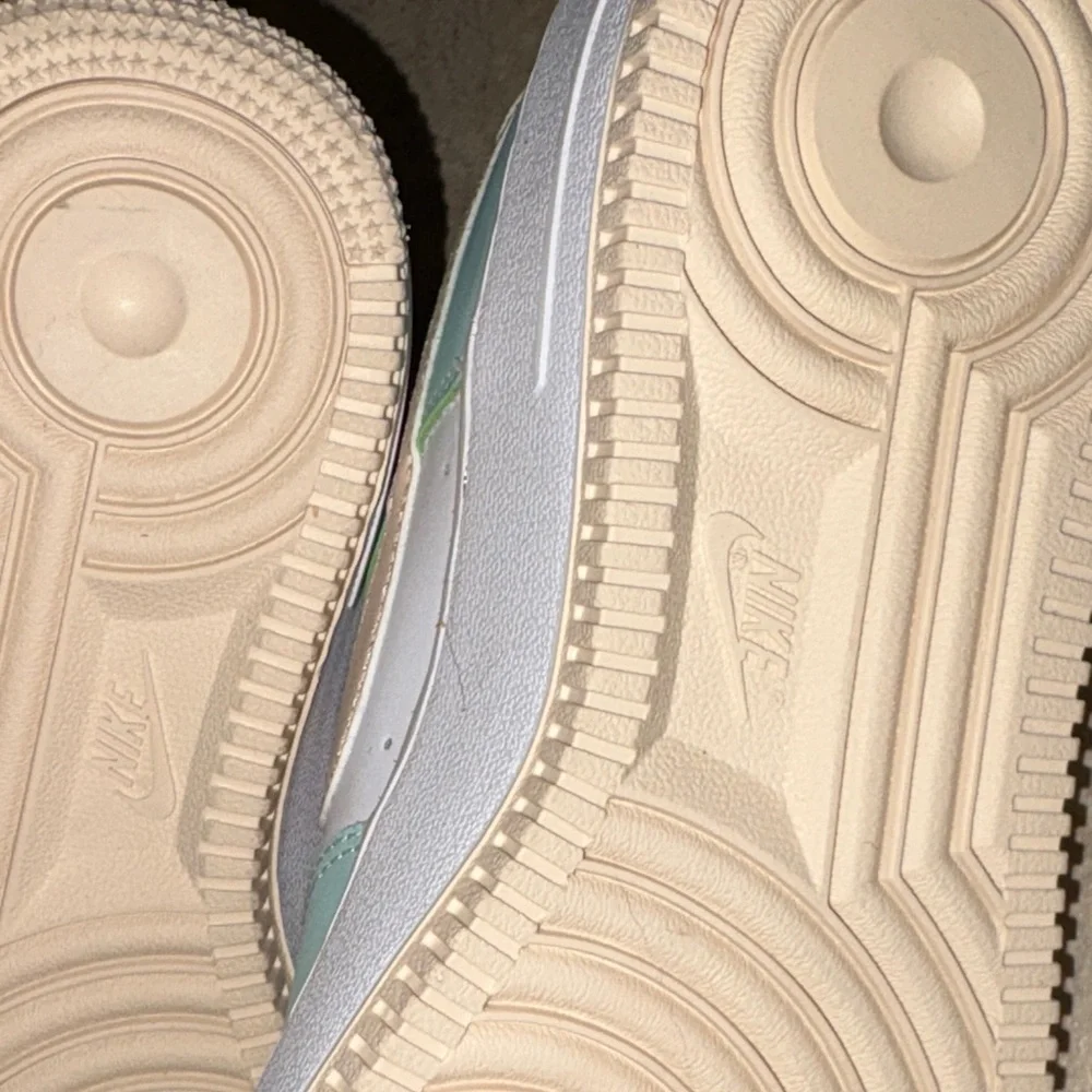 Nike Emerald Guava Ice Nike Boys size 6.5 Sneakers - Picture 11 of 16
